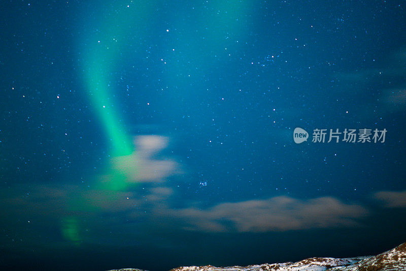在挪威的博多，北极光像水球运动员一样在天空和雪山上跳舞
