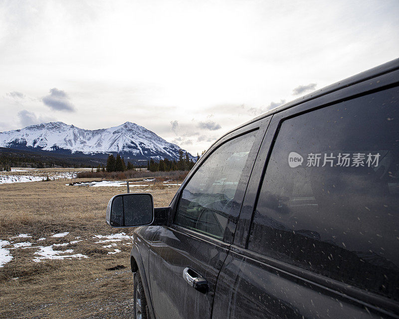 公路自行车手骑上雪山公路