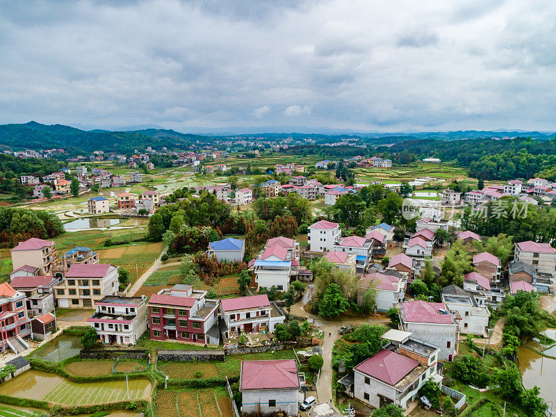 中国湖南乡村房屋和田园风光的航空摄影