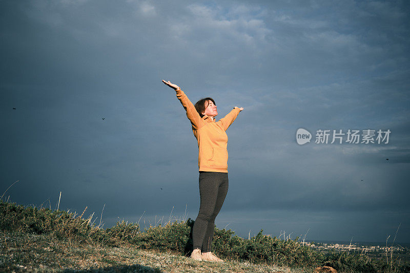 一位快乐的45岁妇女正在山上做晨练