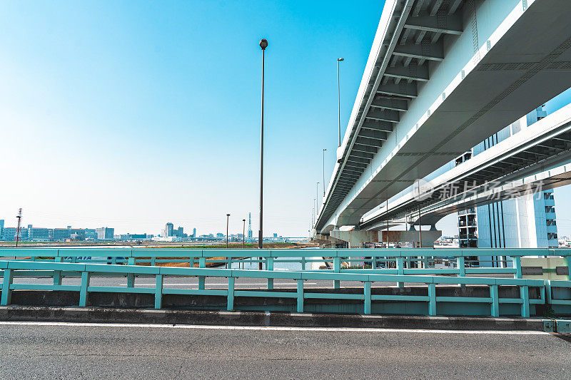 东京的城市道路和现代城市天际线