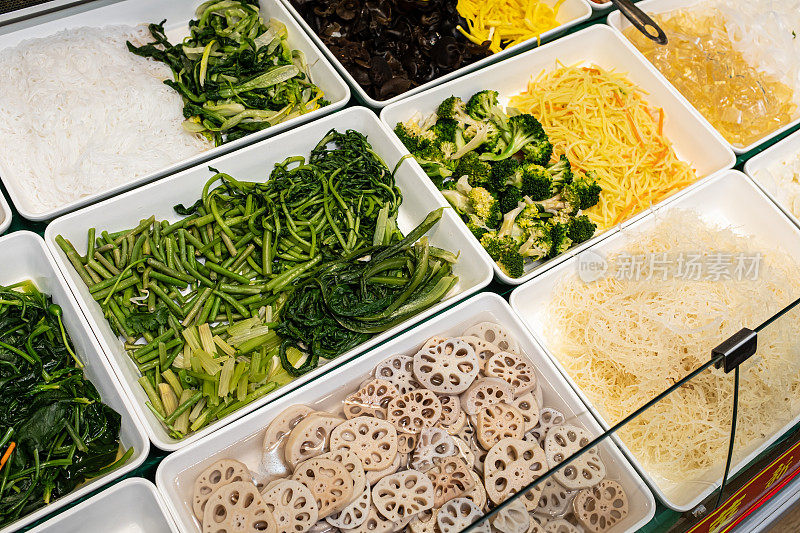 在中国青岛的一个市场摊位上选择食物