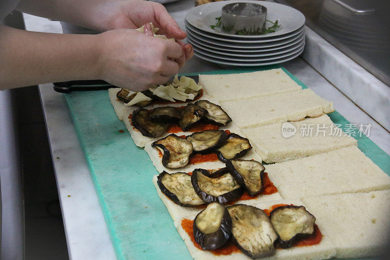 厨师在健康餐厅的厨房里准备食物