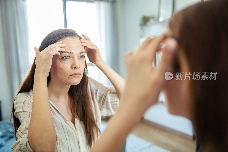 年轻女子在家里照镜子