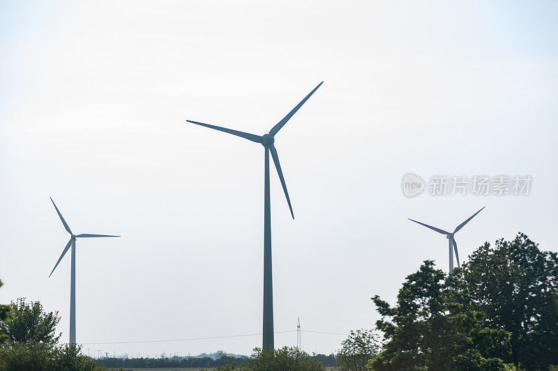 风电场户外摄影。农田里的风电厂照片。图为风力发电站。风力发电厂，绿色能源理念。可再生能源的风力涡轮机。