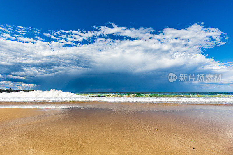 阳光明媚的海滩日，暴风雨即将来临，海面上有雨