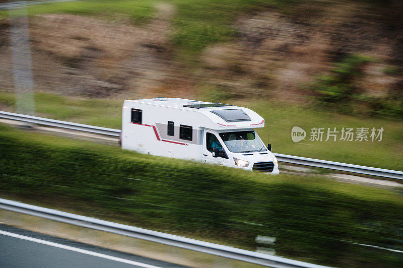 高速公路上的房车