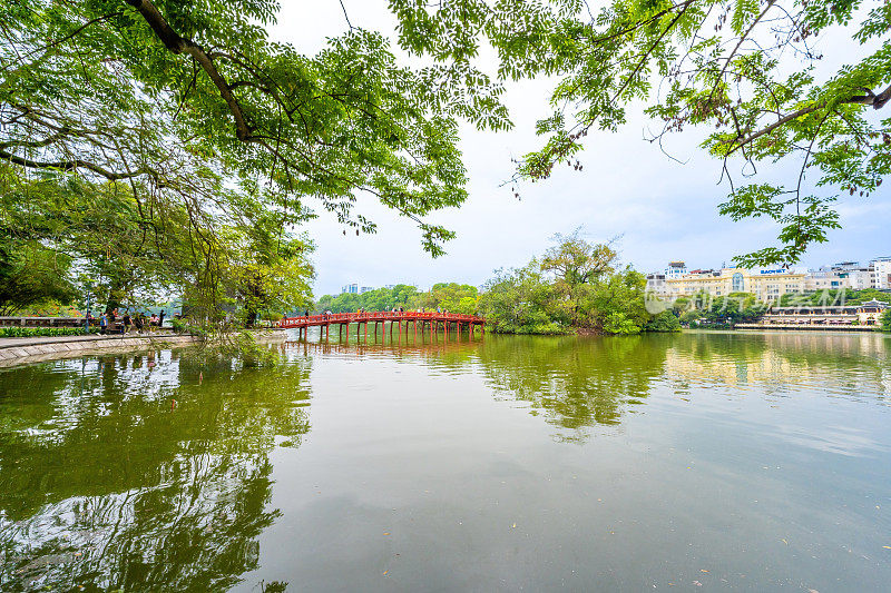 越南河内，还剑湖中心的Huc红桥和玉山寺。