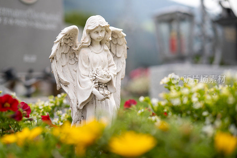 坟墓上的女天使雕像。
