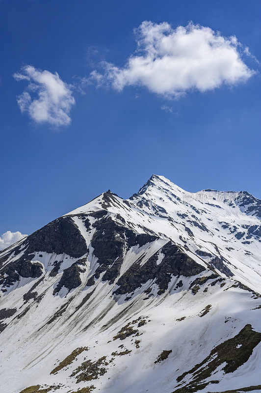 大格洛克纳山脉附近的奥地利阿尔卑斯山的雪峰