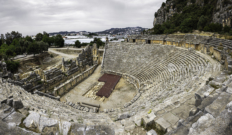 土耳其安塔利亚省德姆雷古城迈拉的古希腊罗马圆形剧场遗址