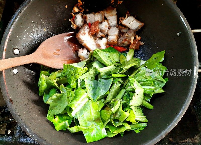 麻辣炒羽衣甘蓝配香脆五花肉-食物准备。