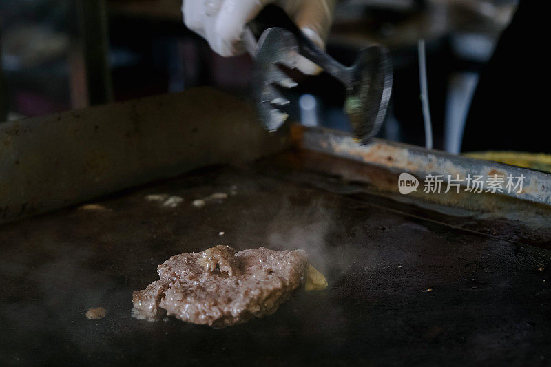 在平烤架上烹调牛肉饼