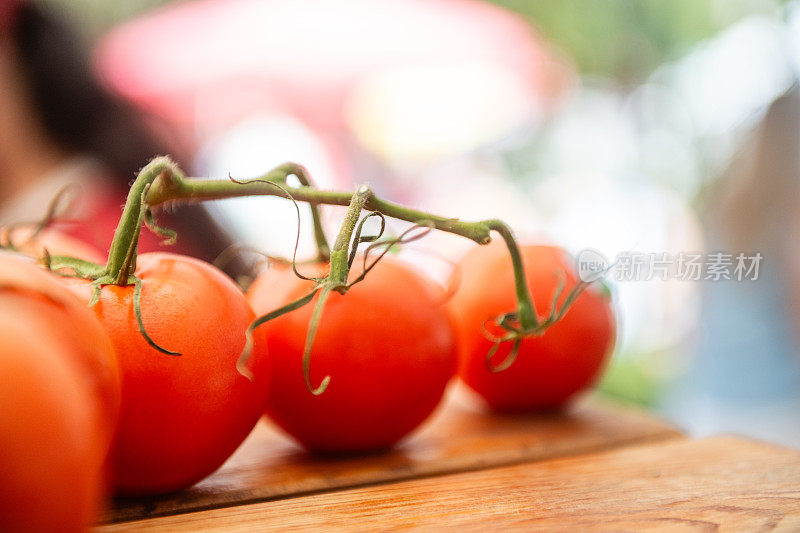 冬季花园农贸市场出售的成熟番茄