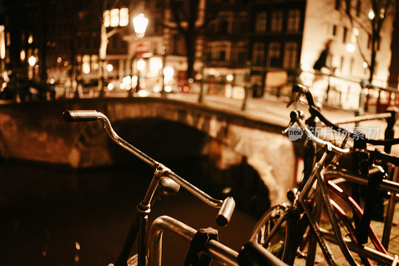荷兰阿姆斯特丹的夜间自行车