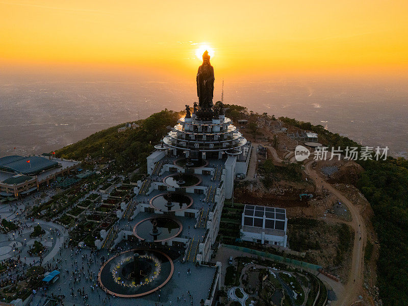 越南德宁省巴登山旅游区的景色。一个独特的佛教建筑，海拔最高，从下面看是非常美丽的。