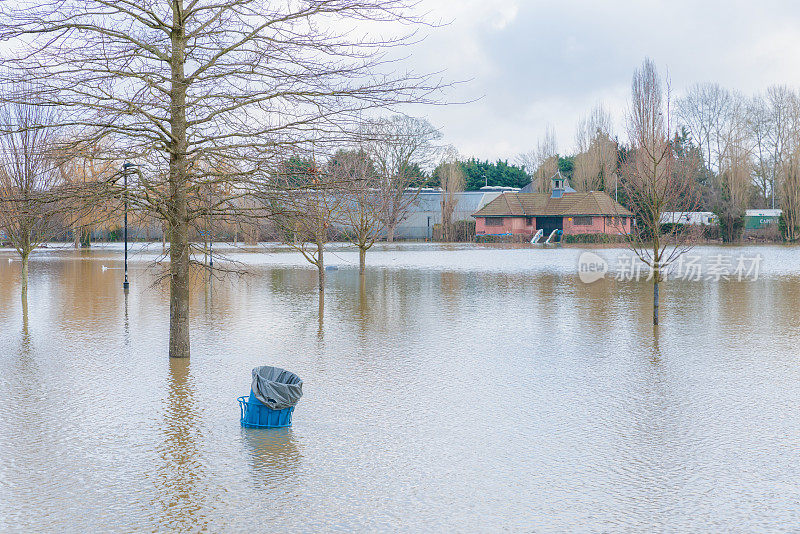 英国伯克郡雷丁地区，卡弗舍姆泰晤士河附近的草地被严重洪水淹没。