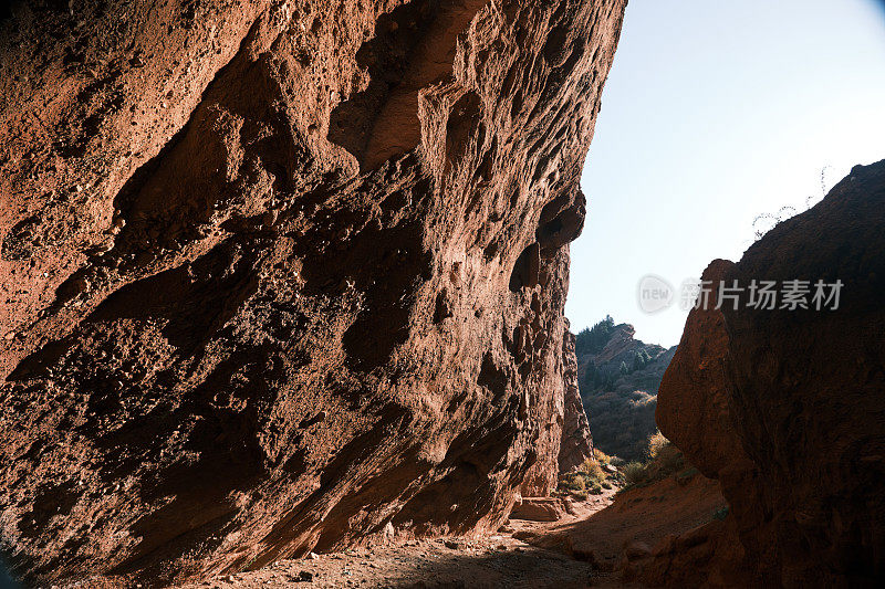 独特的红色岩石峡谷在Jeti-Oguz，南天山，伊塞克-库尔地区，吉尔吉斯斯坦