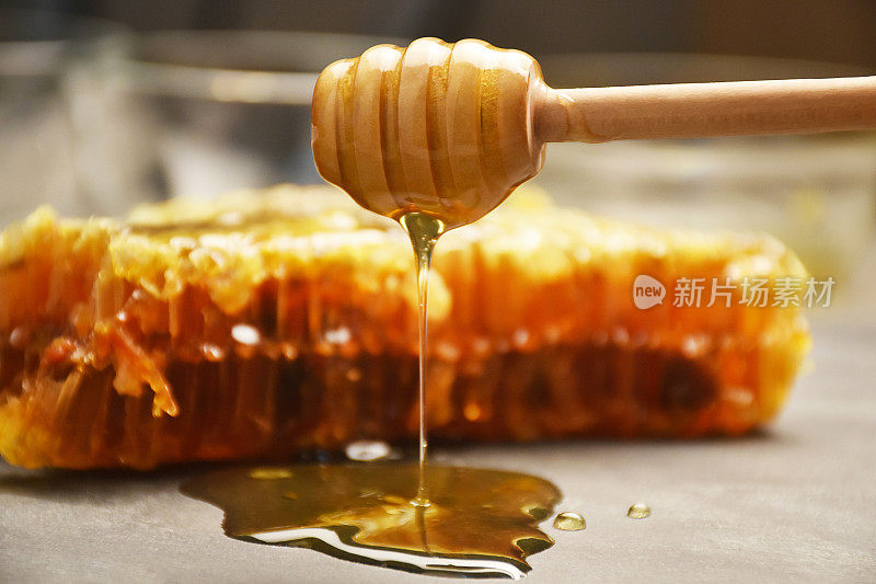 蜂蜜，从蜜罐里滴下的蜂蜜和蜂房里的蜂蜜