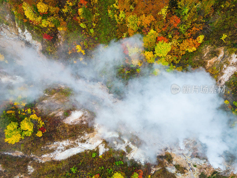 充满活力的秋天鸟瞰直接在山上的温泉蒸汽