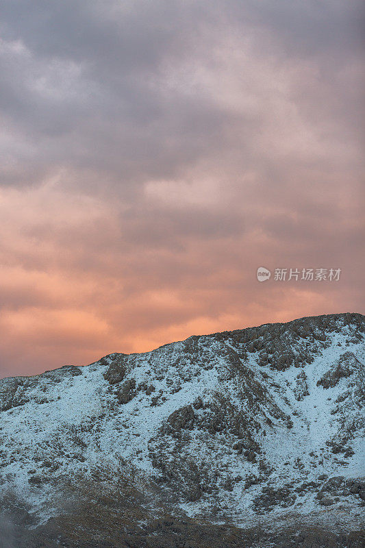 近距离拍摄白雪覆盖的山峰