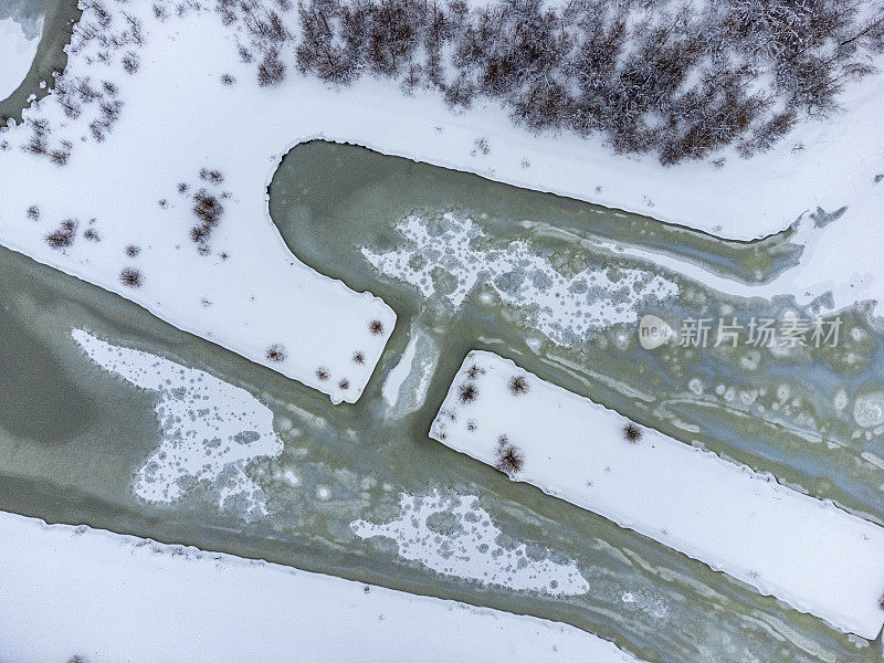 冰冻的池塘覆盖着冰雪鸟瞰图