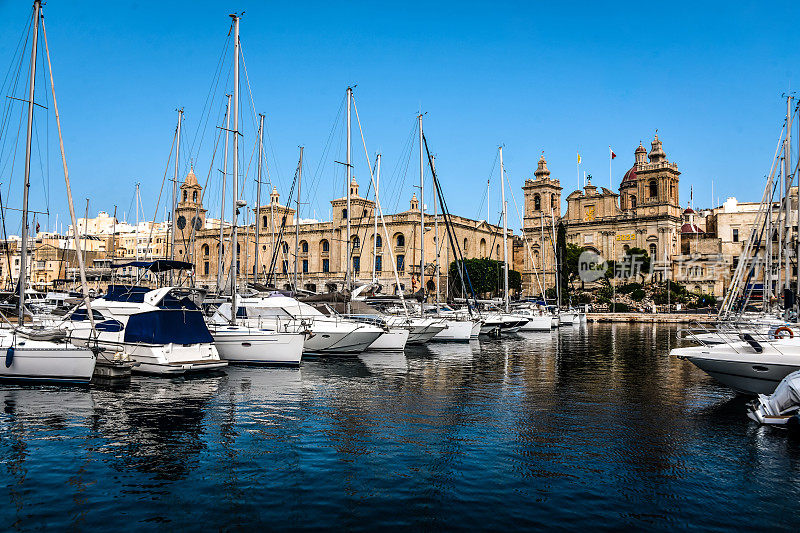 美丽的游艇和圣劳伦斯天主教堂在比古，马耳他
