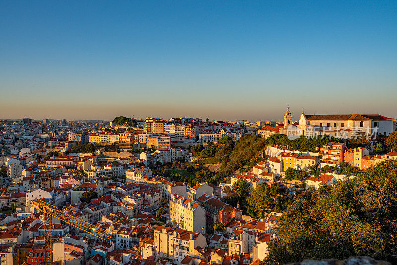 从古老的城堡俯瞰里斯本多彩的老城阿尔法玛——葡萄牙的豪尔赫城堡