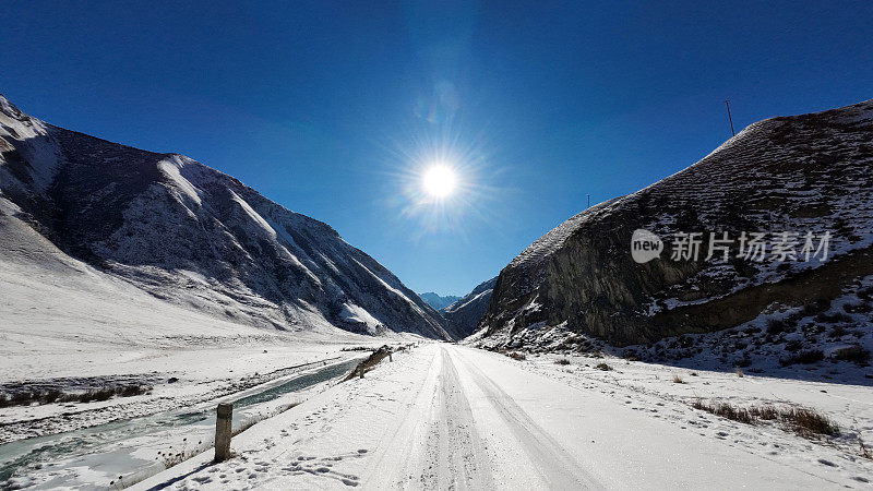 冬天的早晨，雪山峡谷一览无余