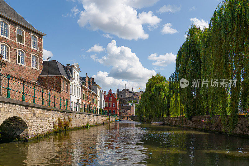 比利时根特市阶梯式山墙街景，蓝天白云，背景是格拉芬斯汀城堡。比利时根特。