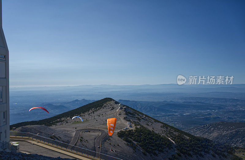 飞越普罗旺斯山谷的滑翔伞