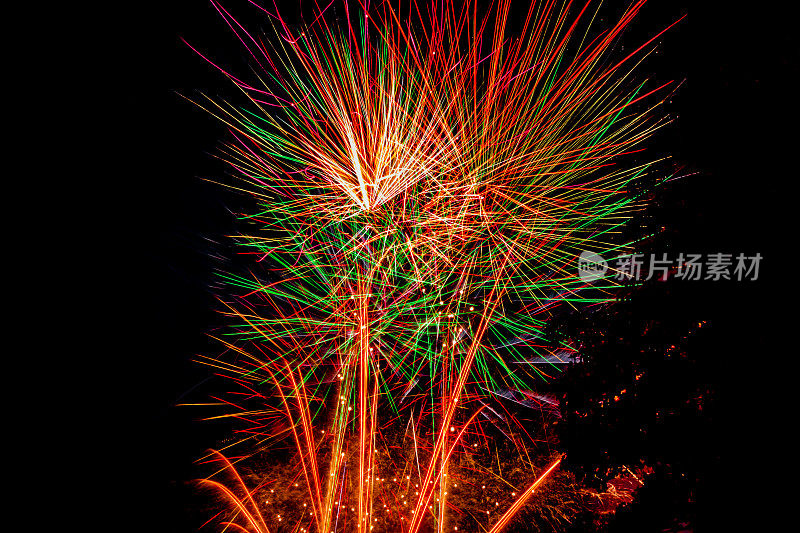 夜空下五彩缤纷的烟花