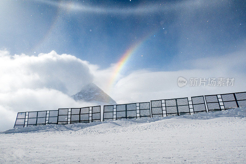 高山上的神奇天气有太阳、雪、蓝天、云、雪晶和彩虹。腹地冰川-奥地利