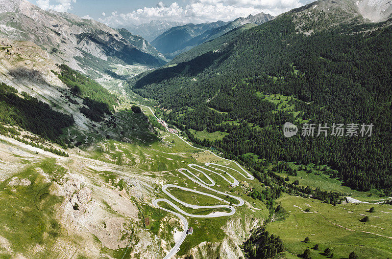 俯瞰意大利阿尔卑斯山蜿蜒的道路