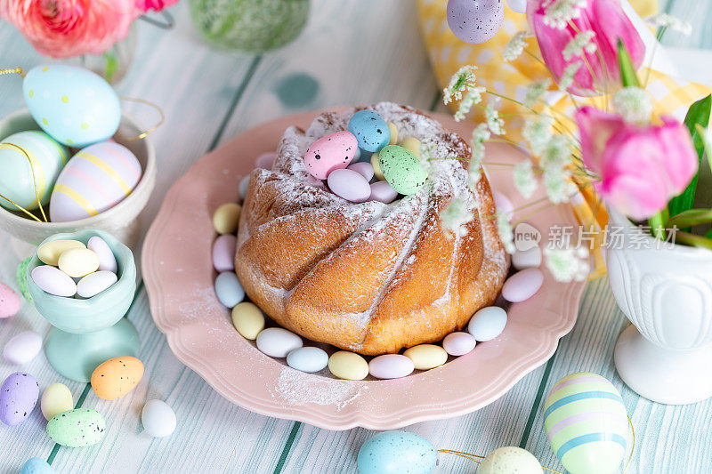 复活节酵母蛋糕，撒上糖粉，用巧克力蛋装饰。