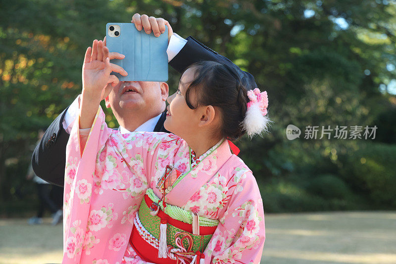 日本父亲拍女儿在石赤哥三庆祝会的照片