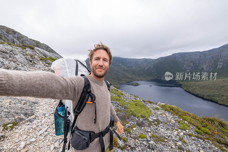 “塔斯马尼亚自拍之旅:年轻人在大自然中捕捉冒险”