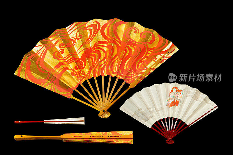 日本传统的手扇由纸和竹子制成，带有金色和红色的装饰，孤立在黑色上