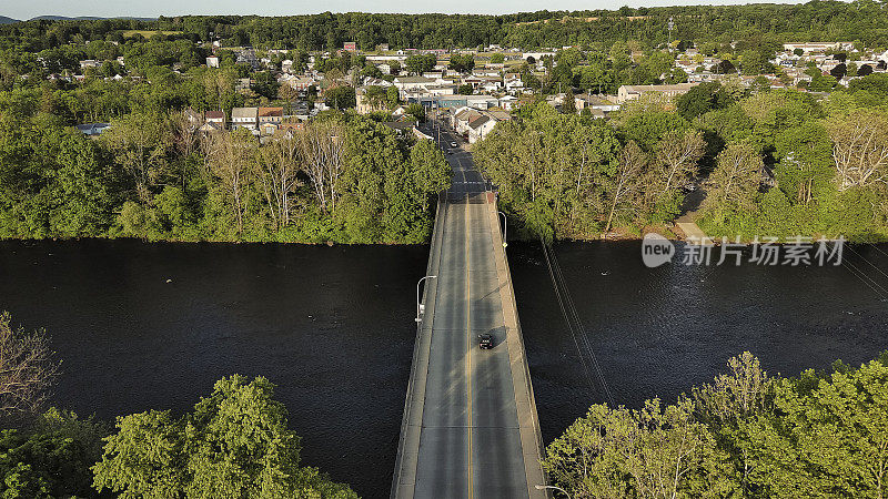 利哈伊河上的一座桥通向宾夕法尼亚州的沃尔纳波特河畔