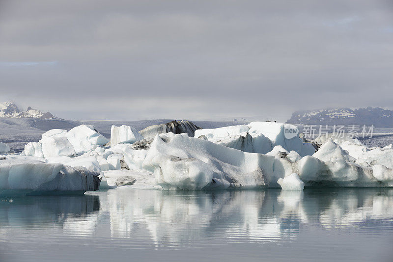 冰山漂浮在冰岛的Jokulsalon冰川泻湖