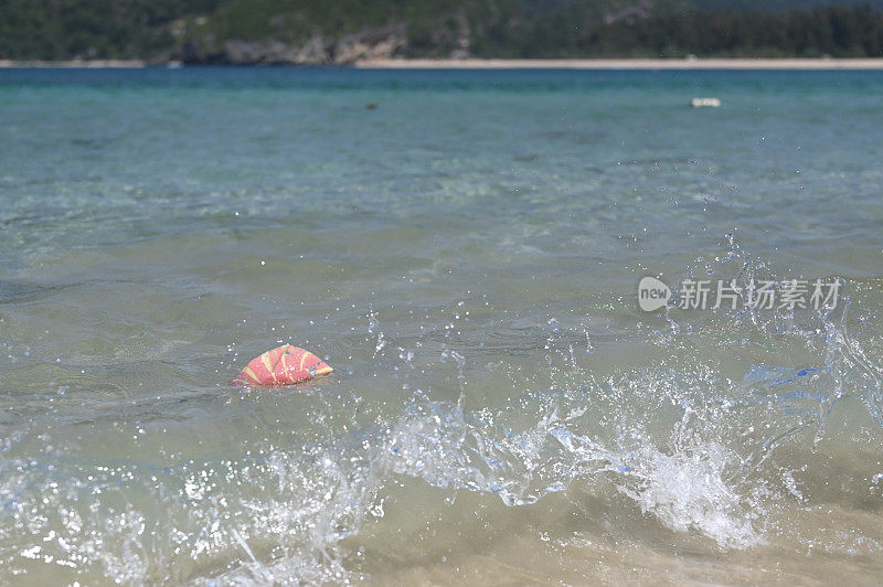 破碎的塑料球漂浮在海里