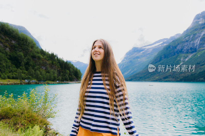 在挪威的洛瓦特内特湖，快乐的女旅行者在户外沉思夏天的肖像