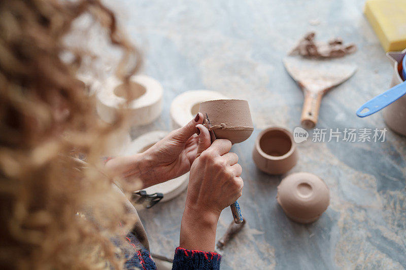 陶瓷作坊里制作陶瓷杯的妇女。