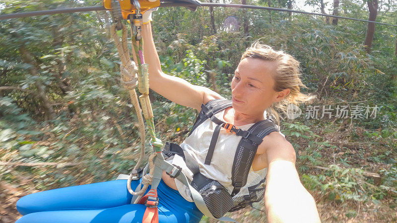 丛林飞行:一个年轻女子在老挝的高空滑索冒险