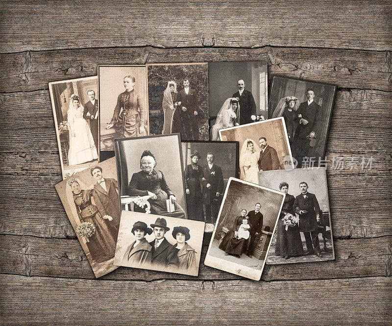 旧的家庭照片放在木头背景上