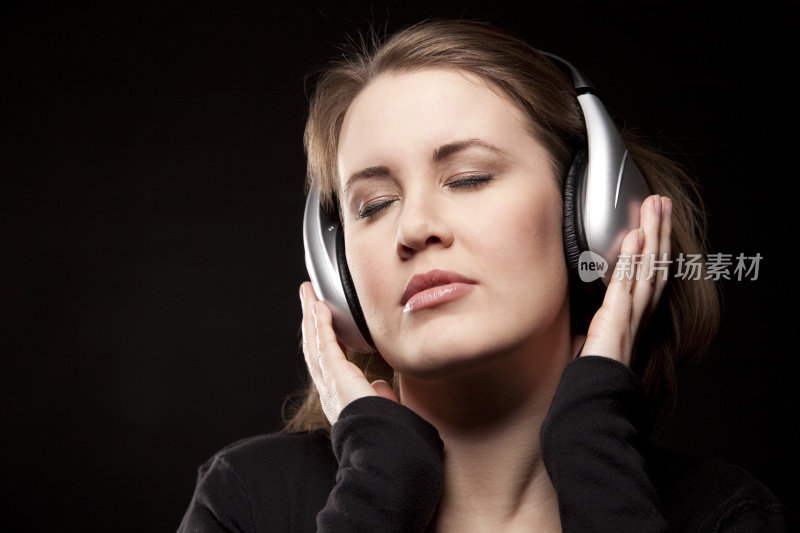 女人喜欢耳机里深情的音乐