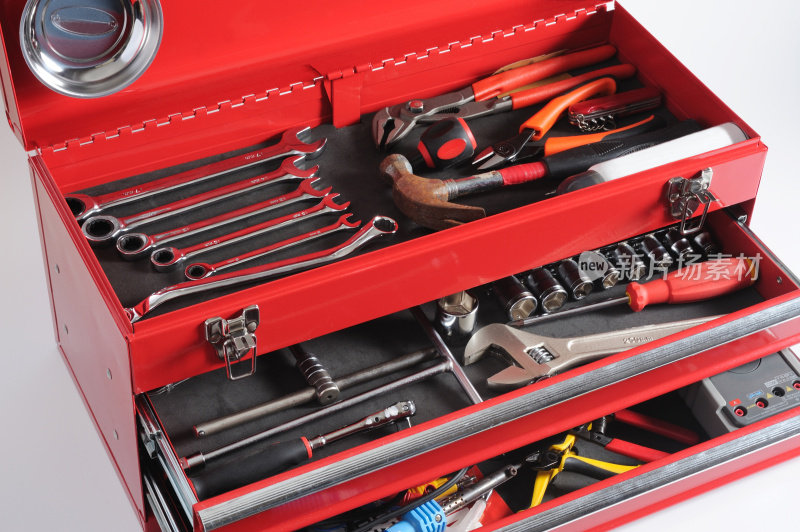 红色工具箱，打开抽屉，顶部装满工具