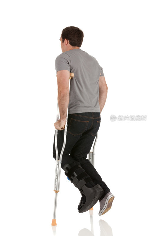 受伤的人拄着拐杖走路
