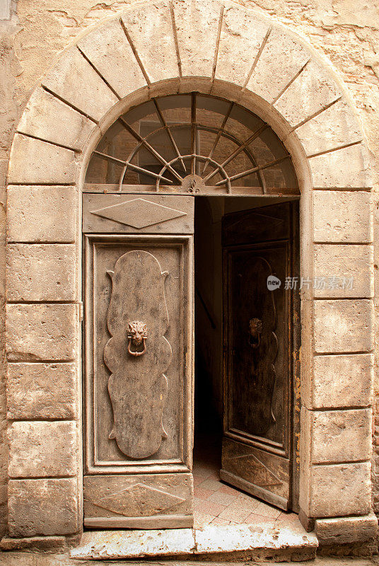 古旧的门开着，象征着好客。