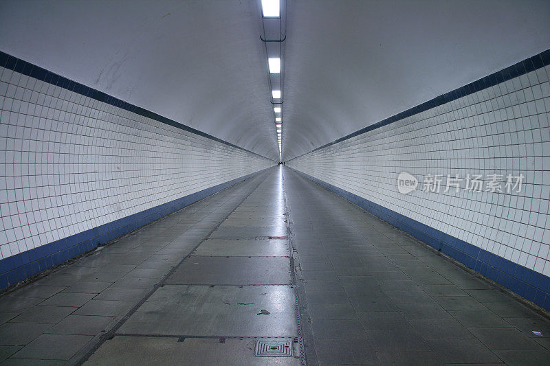 空的行人隧道